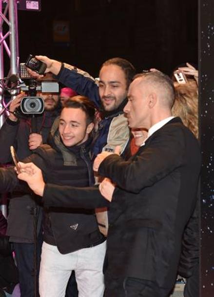 Eros si concede ai fan per i selfie. Bozzani